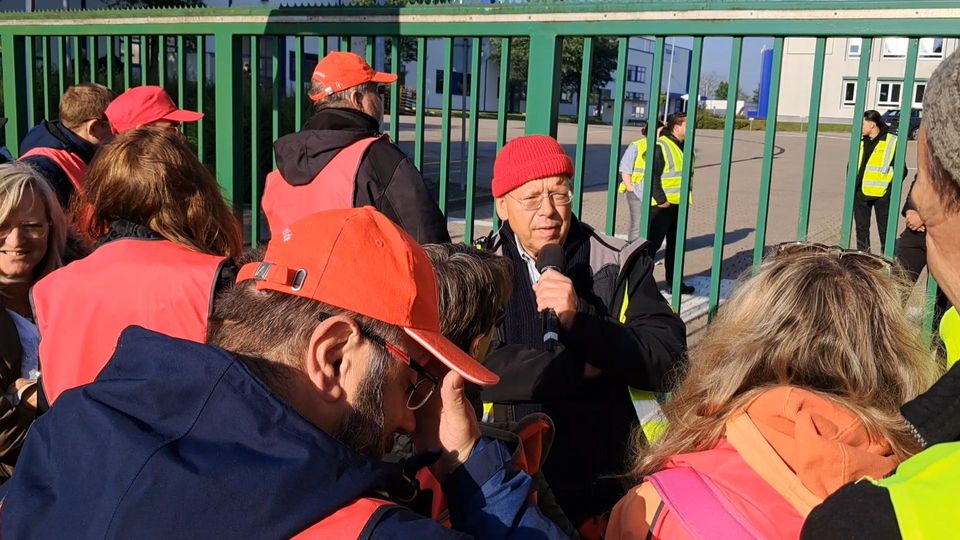 Tadano-Streik: Gewerkschafter spricht vor dem Werkstor