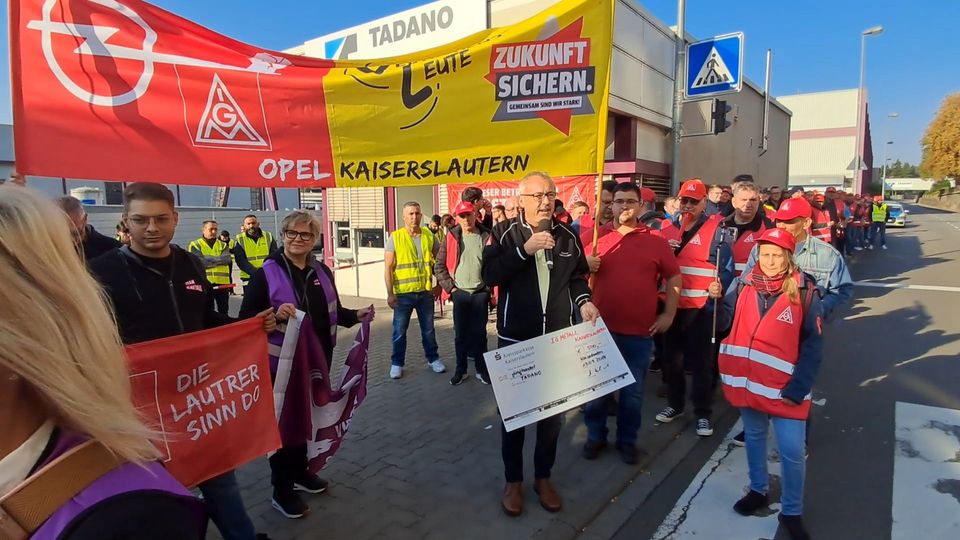 Tadano-Streik: IG Metall überreicht Zuwendung