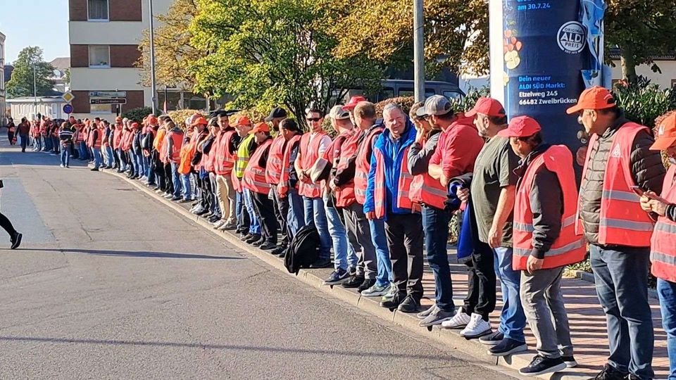 Tadano-Streik: Mitarbeiter bilden Menschenkette